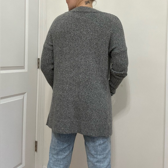 Marled Knit Elongated Cardigan with Pockets - Picture 7 of 8